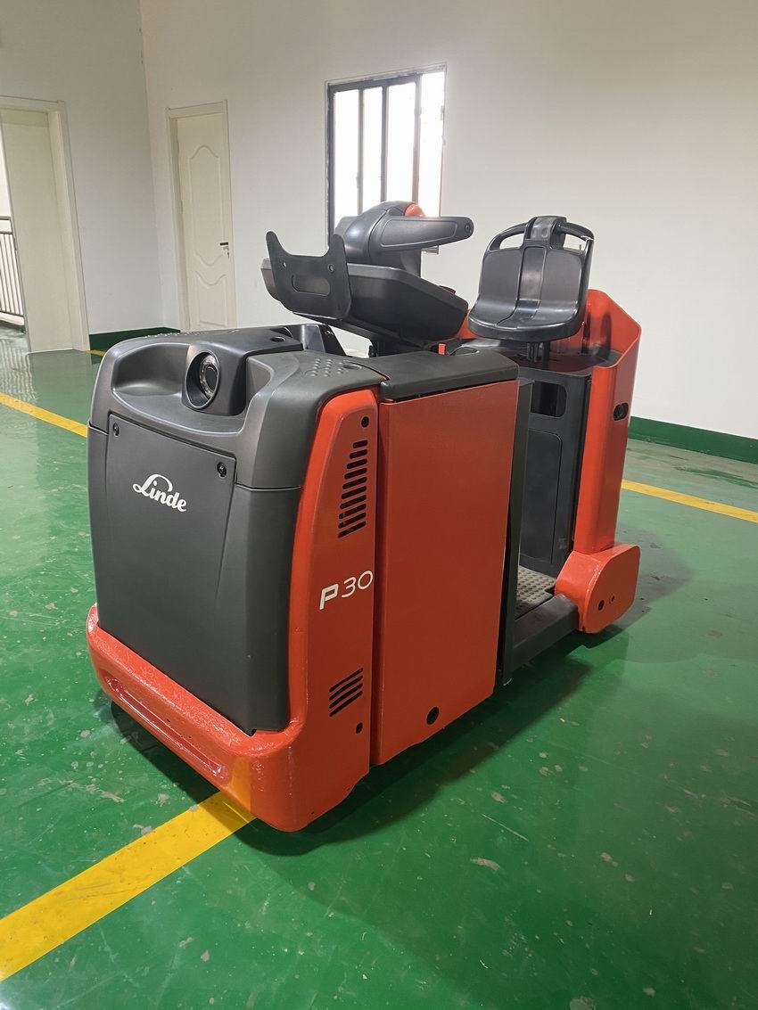 電動(dòng)牽引車(chē)